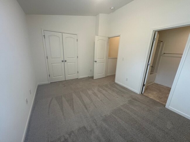 Building Photo - Cover front porch, two bedroom 2 1/2 bath ...