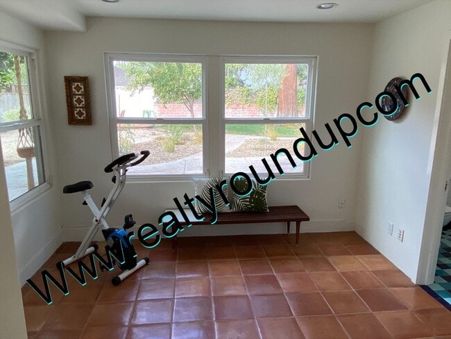 Building Photo - Three bed, Two Bath Home By UOP