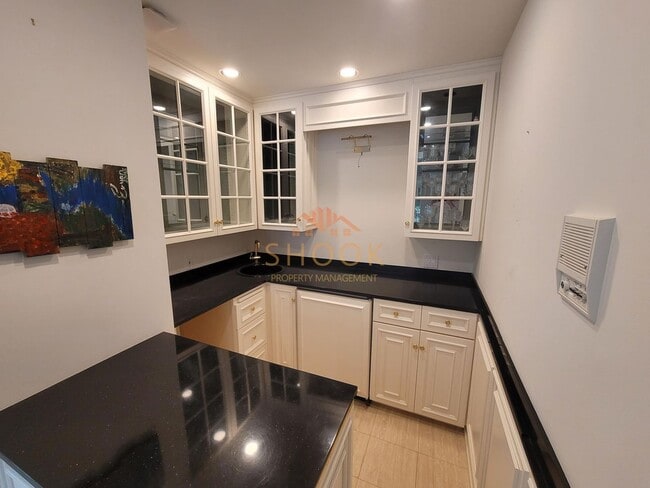 Building Photo - STUNNING LUXURY HOME - EVERYTHING YOU NEED - SHORT-TERM AND FURNISHED OPTIONS AVAILABLE