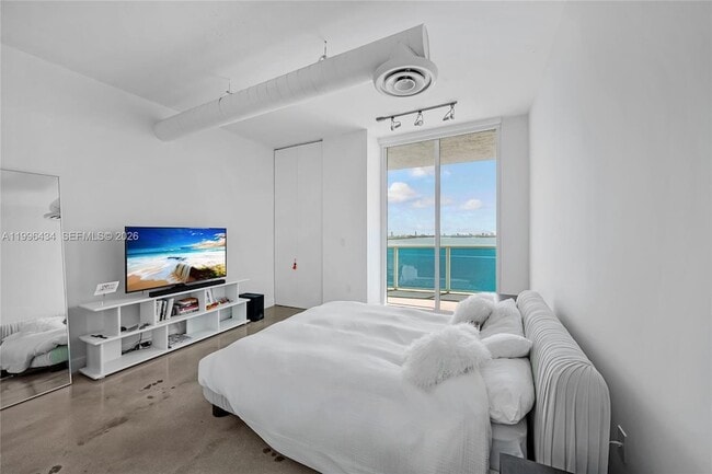 Building Photo - 700 NE 25th St