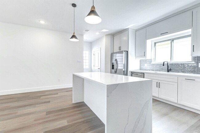 Building Photo - 5640 Dolores St