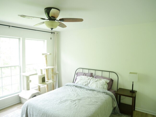 Building Photo - 2 Bedroom Condominium in Sought After Comm...