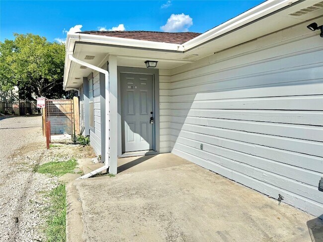 Building Photo - 2526 Louise St