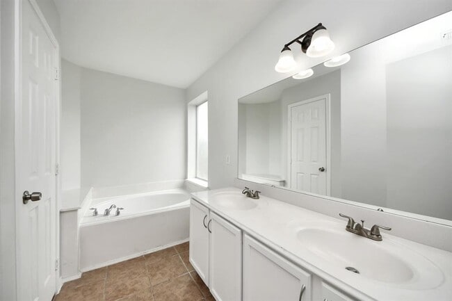 Building Photo - 2703 Edgewick Elm St