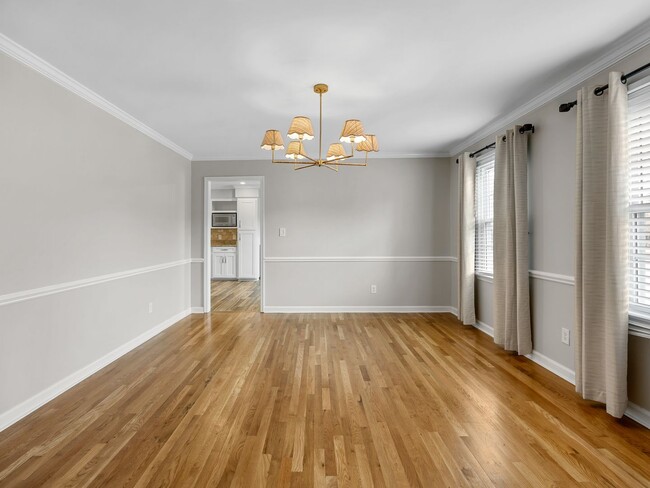 Building Photo - Luxury Living Awaits in this 6 Bedroom, 5 Bathroom Home – Elegant Comfort in a Prime Location