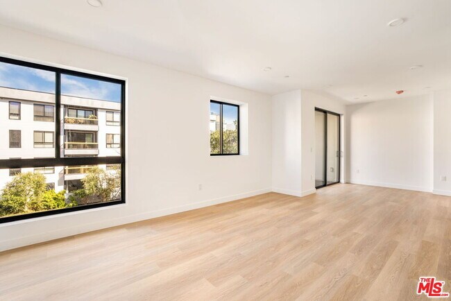 Building Photo - 2361 Fox Hills Dr