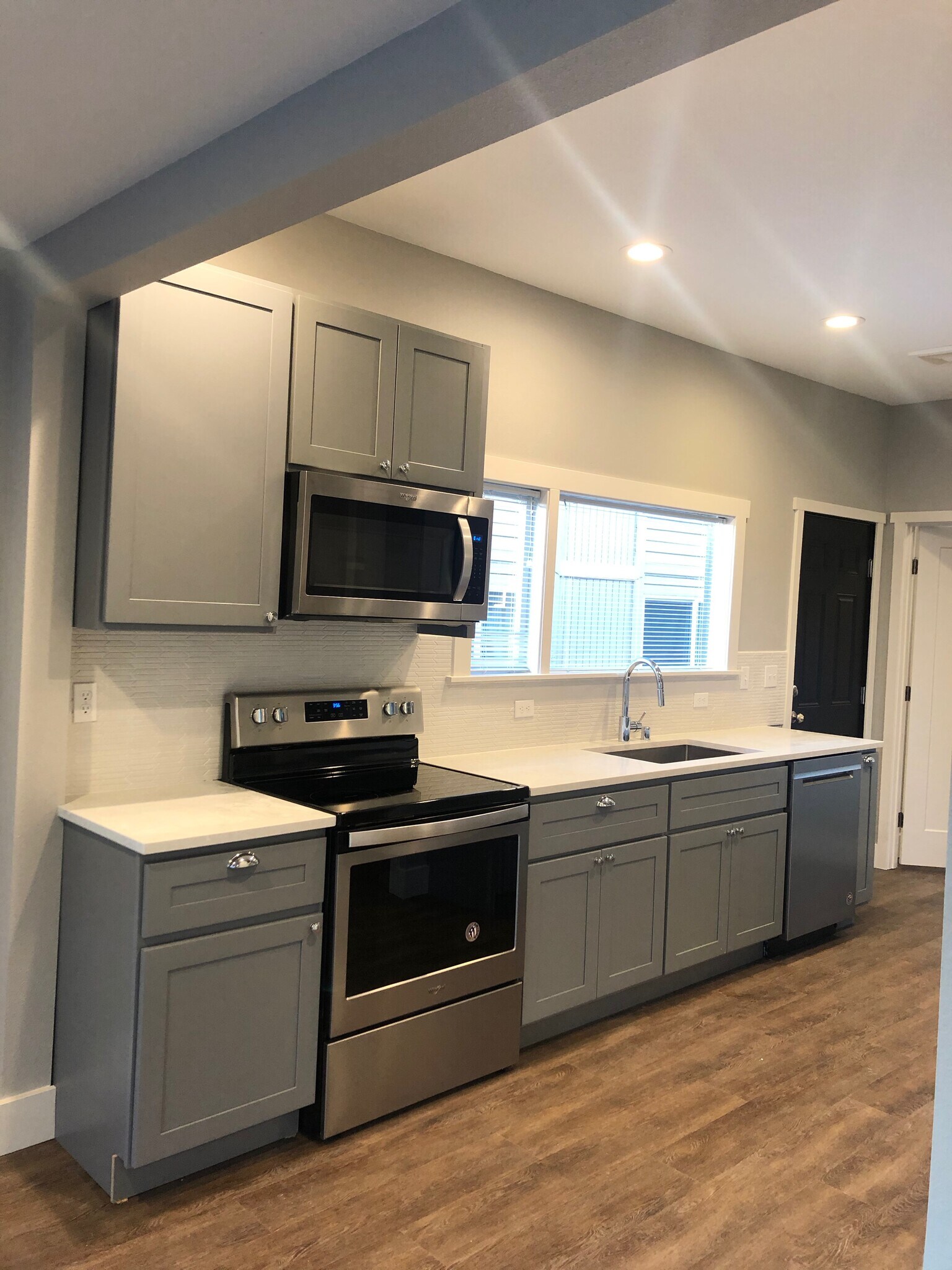 Smooth top range, microwave, disposal and dishwasher - 411 N L St