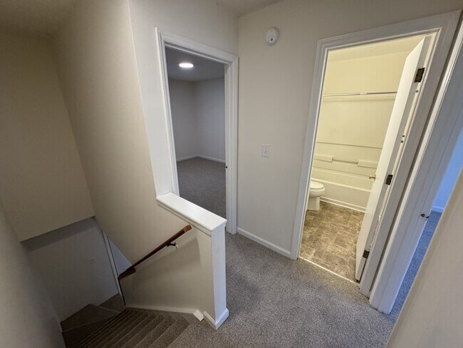 Building Photo - 2 bed 1.5 Bath