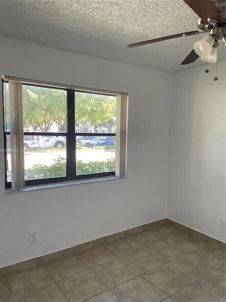 Building Photo - 570 S Park Rd