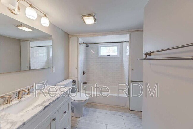 Building Photo - 110 N Riley Ave