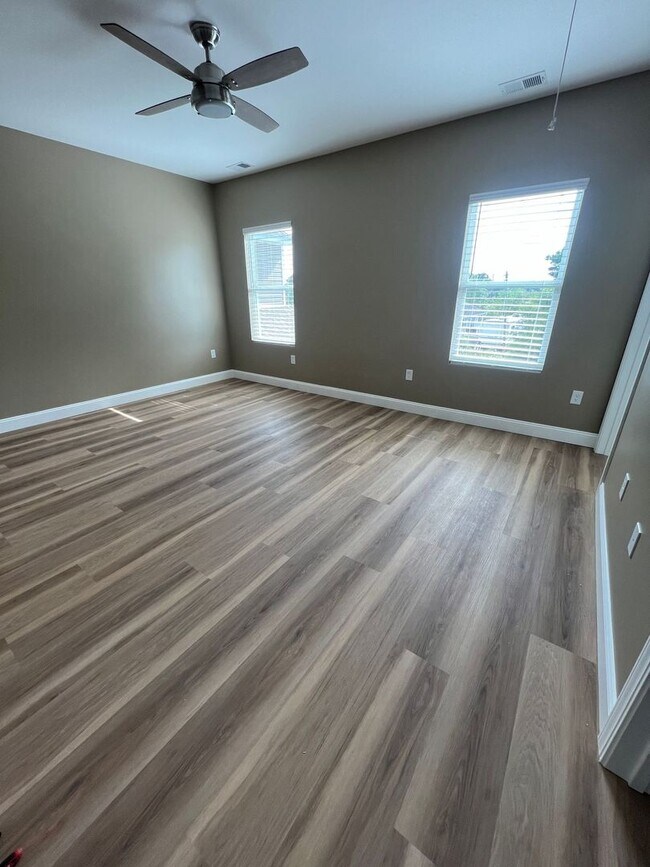 Building Photo - 3 BR, 2 BA Apartment - No HOA