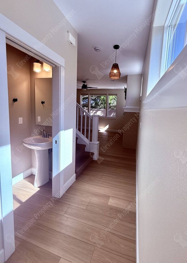 Building Photo - Modern 3 BR home in NE Bend near Orchard Park