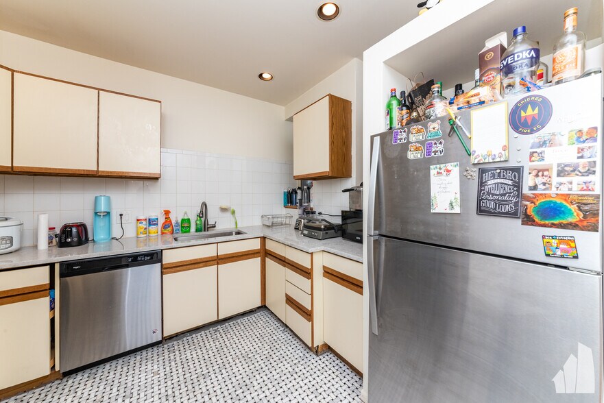 Building Photo - 1301 N Hoyne Ave