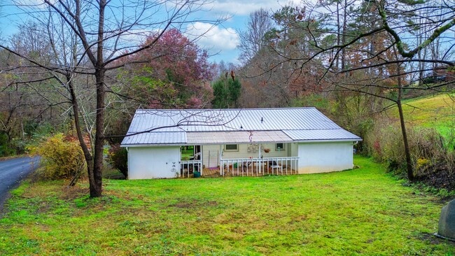 Building Photo - Great 2 Bedroom House in Dillsboro near the River $1400 available June 5th for year-long lease