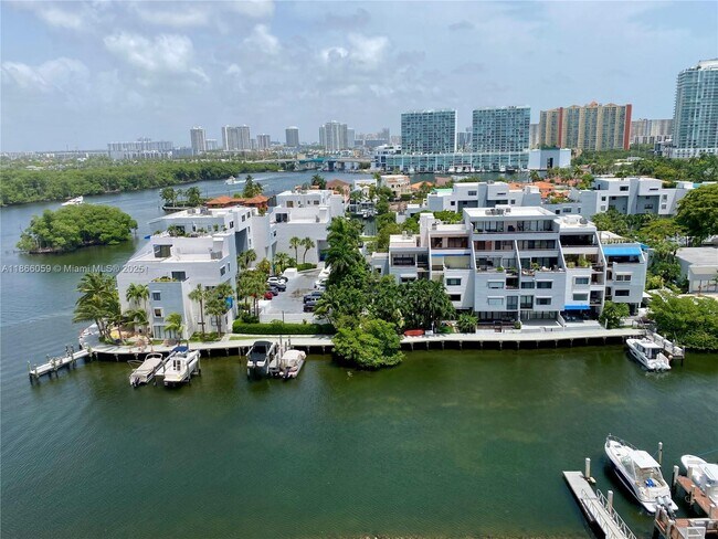 Building Photo - 400 Kings Point Dr