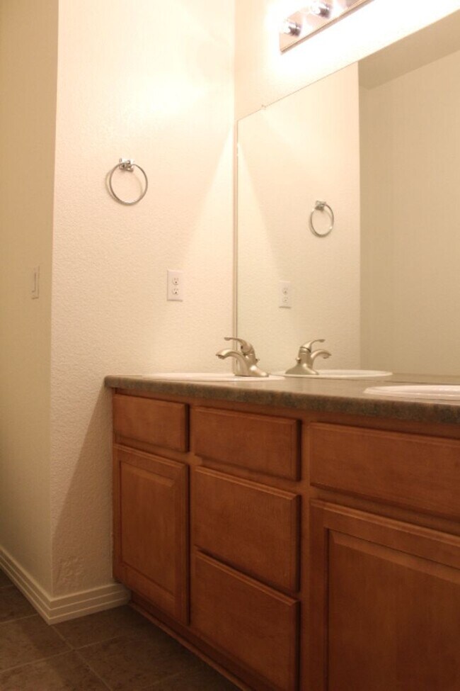 Building Photo - Beautiful 3 BR/3 1/2 BA Townhouse in Stonegate!!