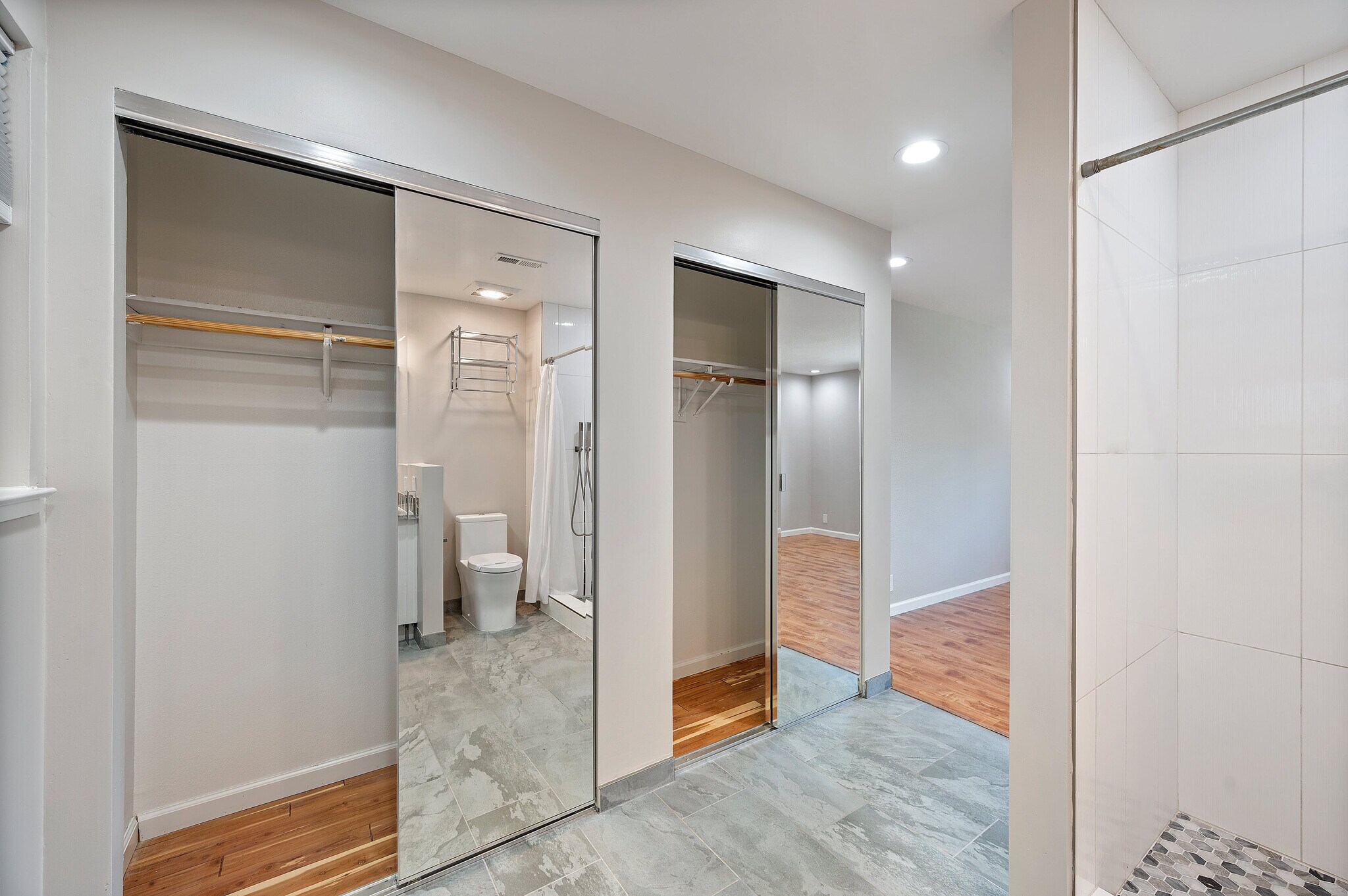 Building Photo - 3661 Slopeview Dr