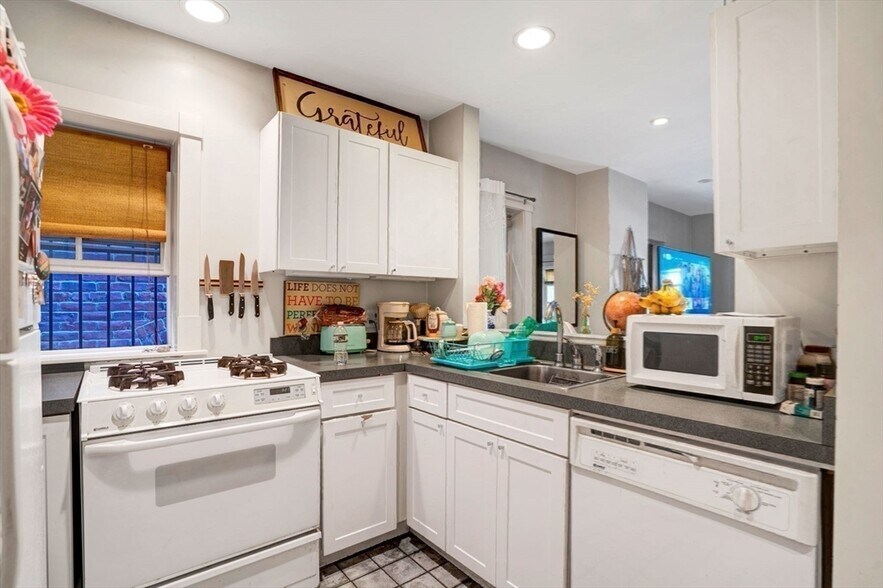 Building Photo - 151 Highland St