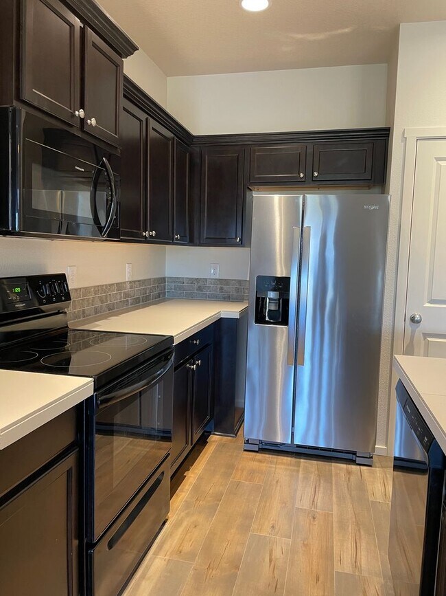 Building Photo - BEAUTIFUL 3 Bedroom 2.5 Bath Home! High Ce...