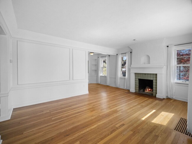 Building Photo - Spacious 4-Bedroom Home w/large Outdoor Sp...
