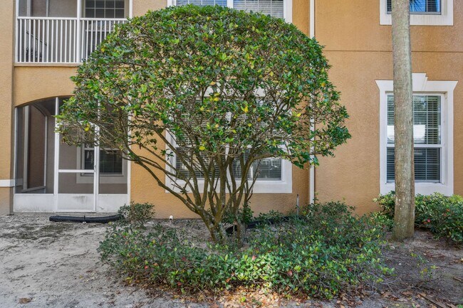 Building Photo - Upscale & renovated 3Bedrooms / 2Baths condo-unit in MetroWest community!