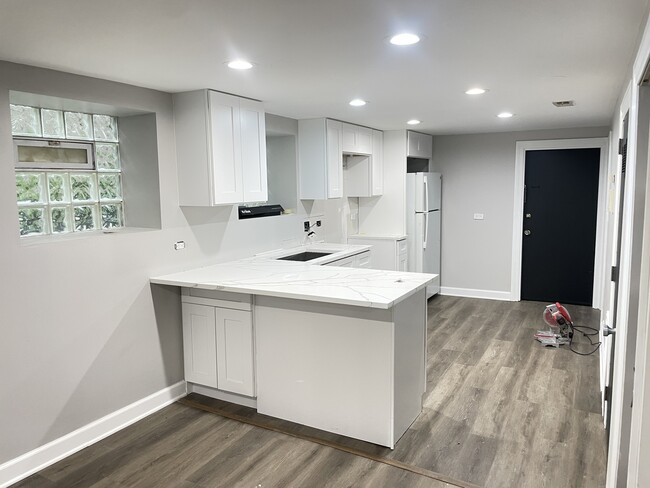Building Photo - 2617 W Rascher Ave