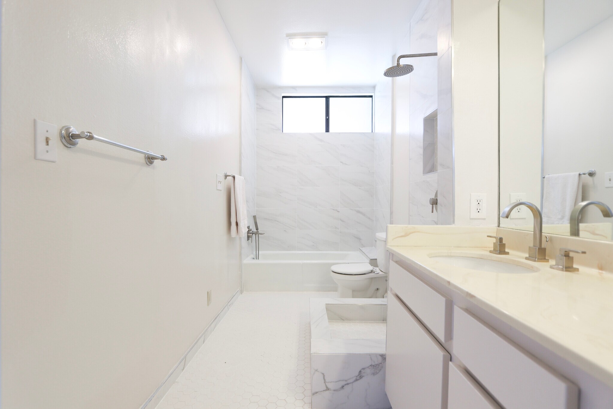 Building Photo - 1328 S Bundy Dr