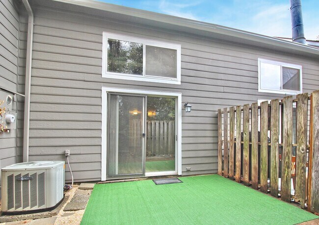 Building Photo - Newly Renovated SouthPark Townhome for Imm...