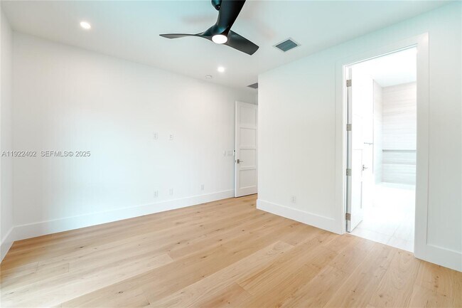 Building Photo - 333 NE Spanish Ct