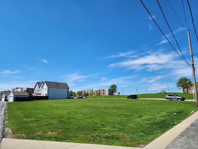 Building Photo - 1844 N Lockwood Ave