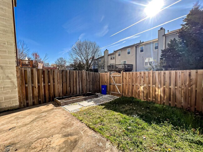 Building Photo - Sunny And Delightful 3 Bed 2.5 Bath Interior Townhome In Refreshing Newgate