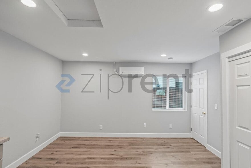 Building Photo - Unit 3