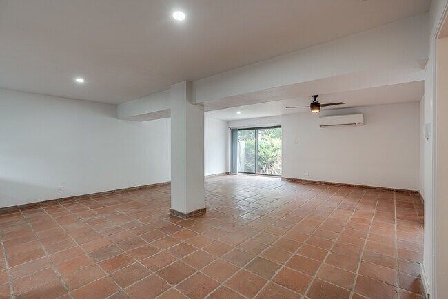Building Photo - 568 W Quill Dr