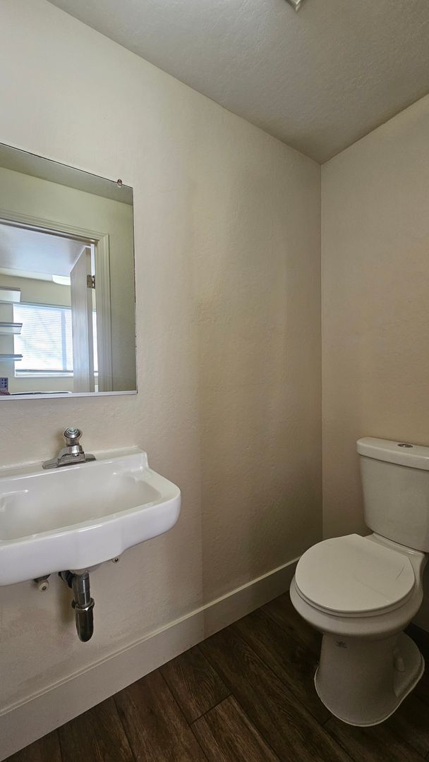 Building Photo - Immaculate Townhome Close To UNR