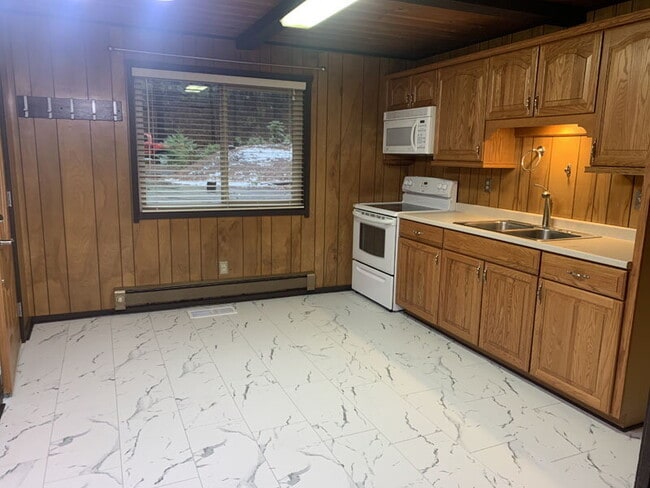 Building Photo - Darling 2-bedroom cabin in the woods!