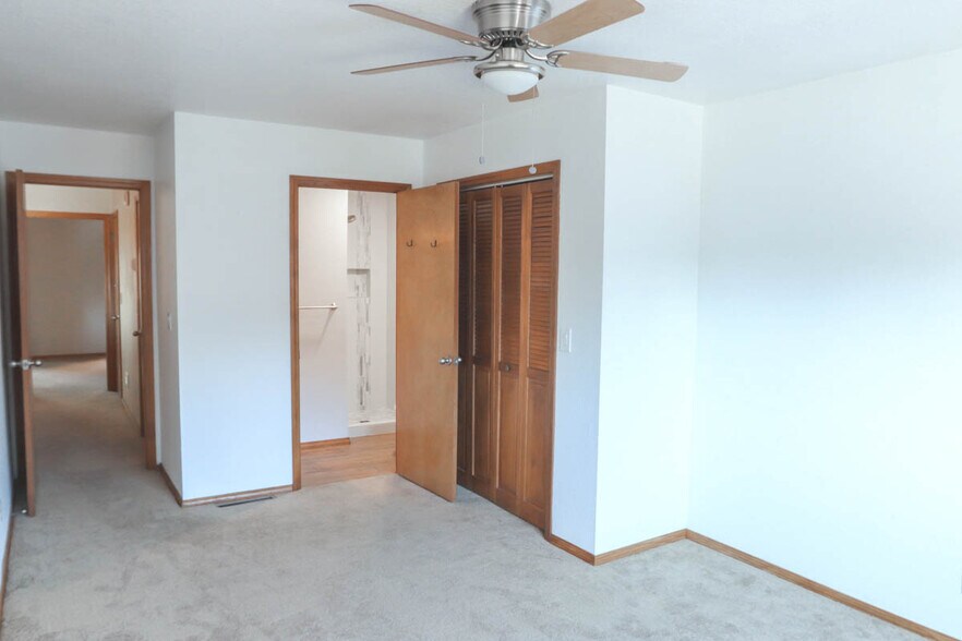 Guest bathroom / upstairs hallway view from guest bathroom - 4005 Lake Mary Rd