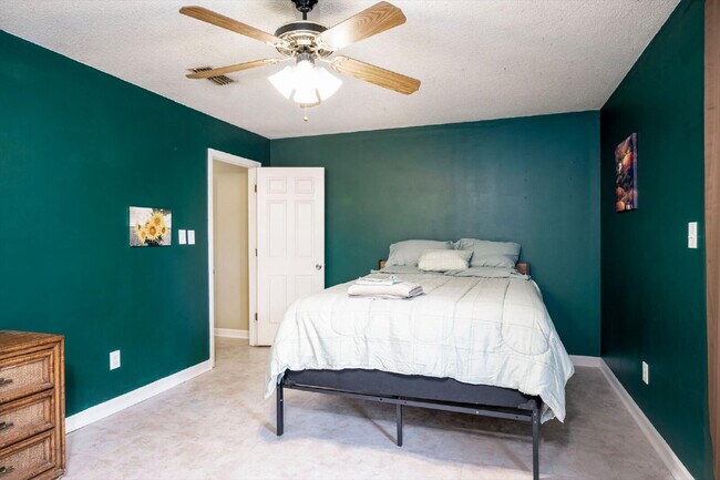 Building Photo - Fully Furnished Home