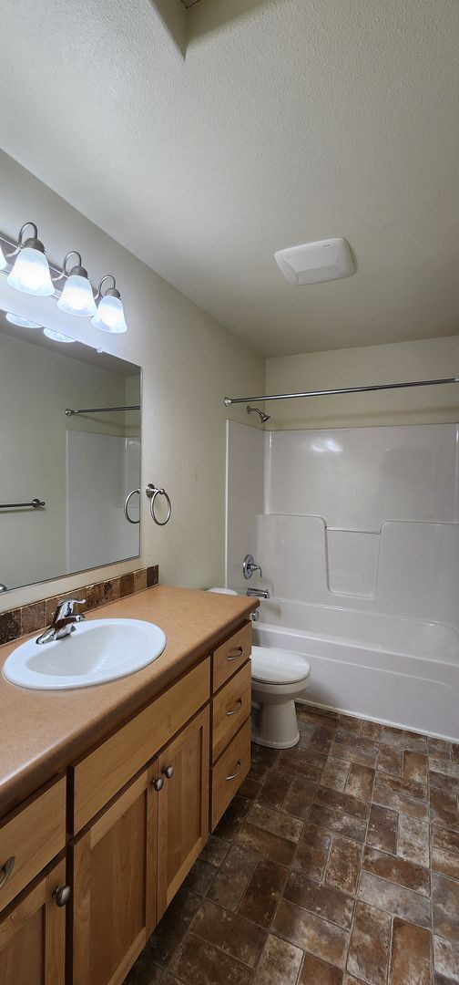 Building Photo - Luxurious Duplex in Corvallis