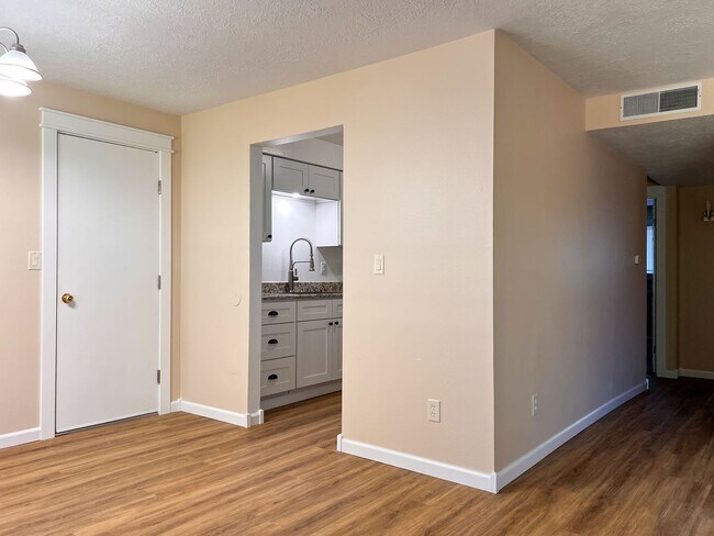 Building Photo - 2BD/1BA DUPLEX W/ GARAGE &YARD IN SALEM