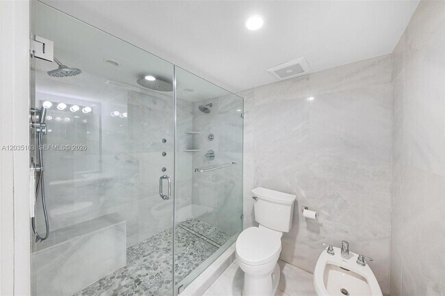 Building Photo - 520 Brickell Key Dr