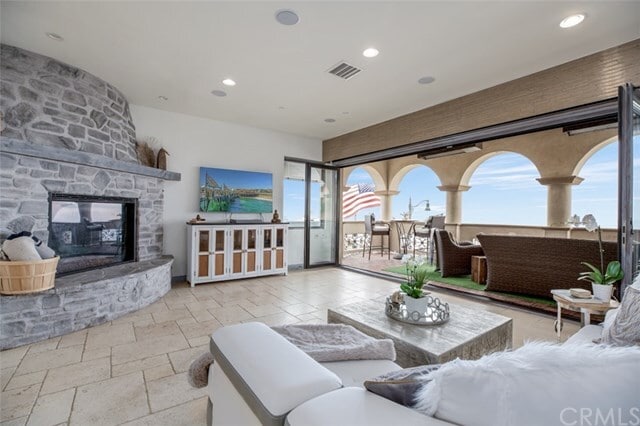 Building Photo - 736 Esplanade