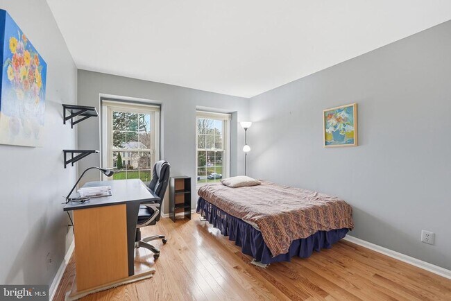 Building Photo - 9420 Lakeside Dr