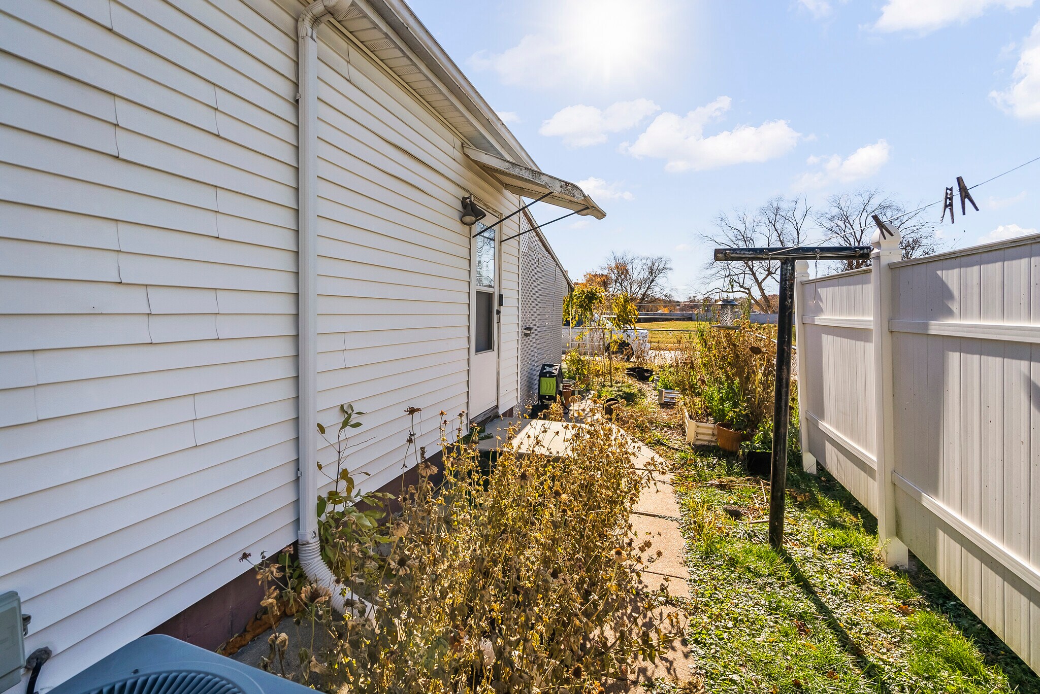 Building Photo - 1522 W 9th St