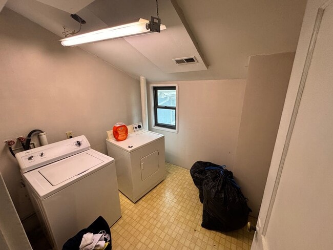 Building Photo - Pre-Leasing for 26/27 School Year