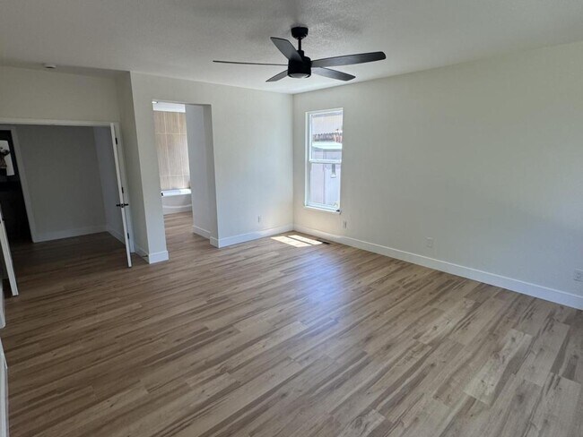 Building Photo - 1665 Southview Dr