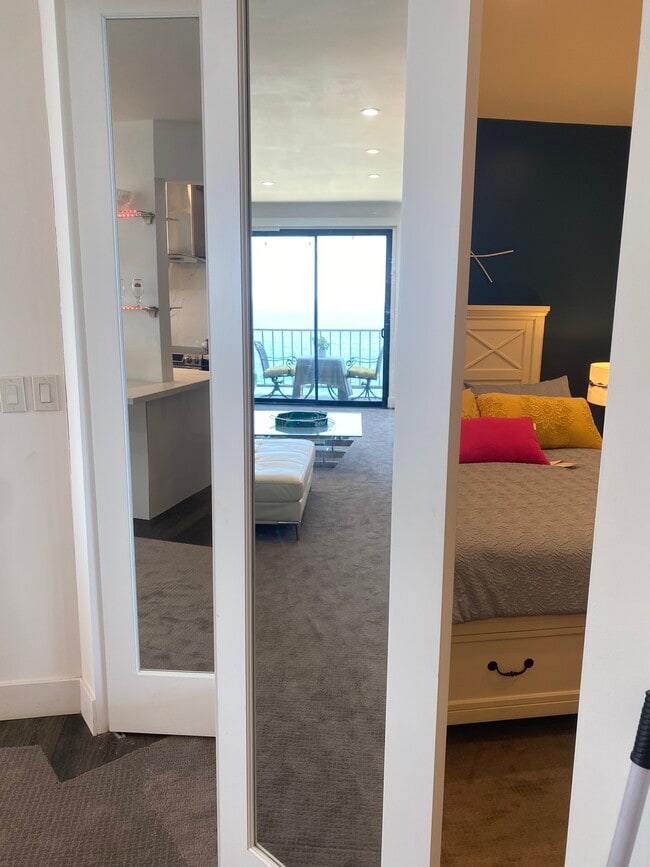 Building Photo - 727 Esplanade