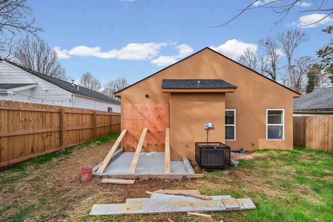 Building Photo - 1044 Grant Way SE