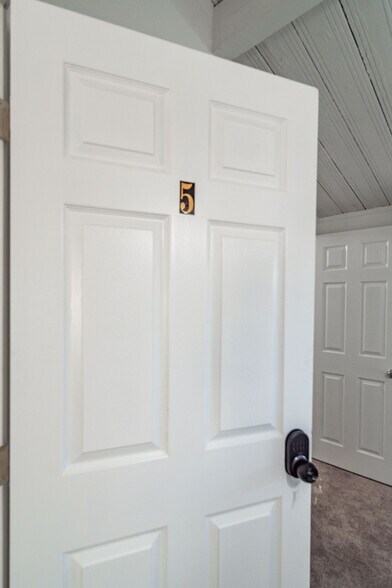Rooms for Rent-Room 5 - 45426 10th St W