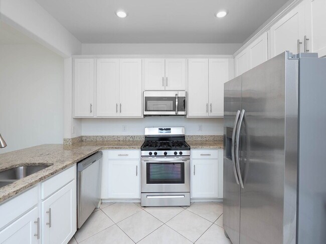 Building Photo - Newer-construction townhome in the highly desirable Lorraine Lakes