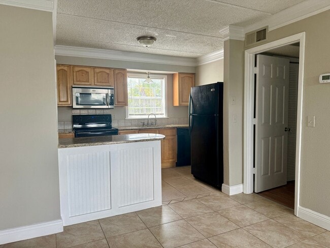 Building Photo - 1 Bed/1 Bath Ground Floor Condo in recently renovated apartment community.